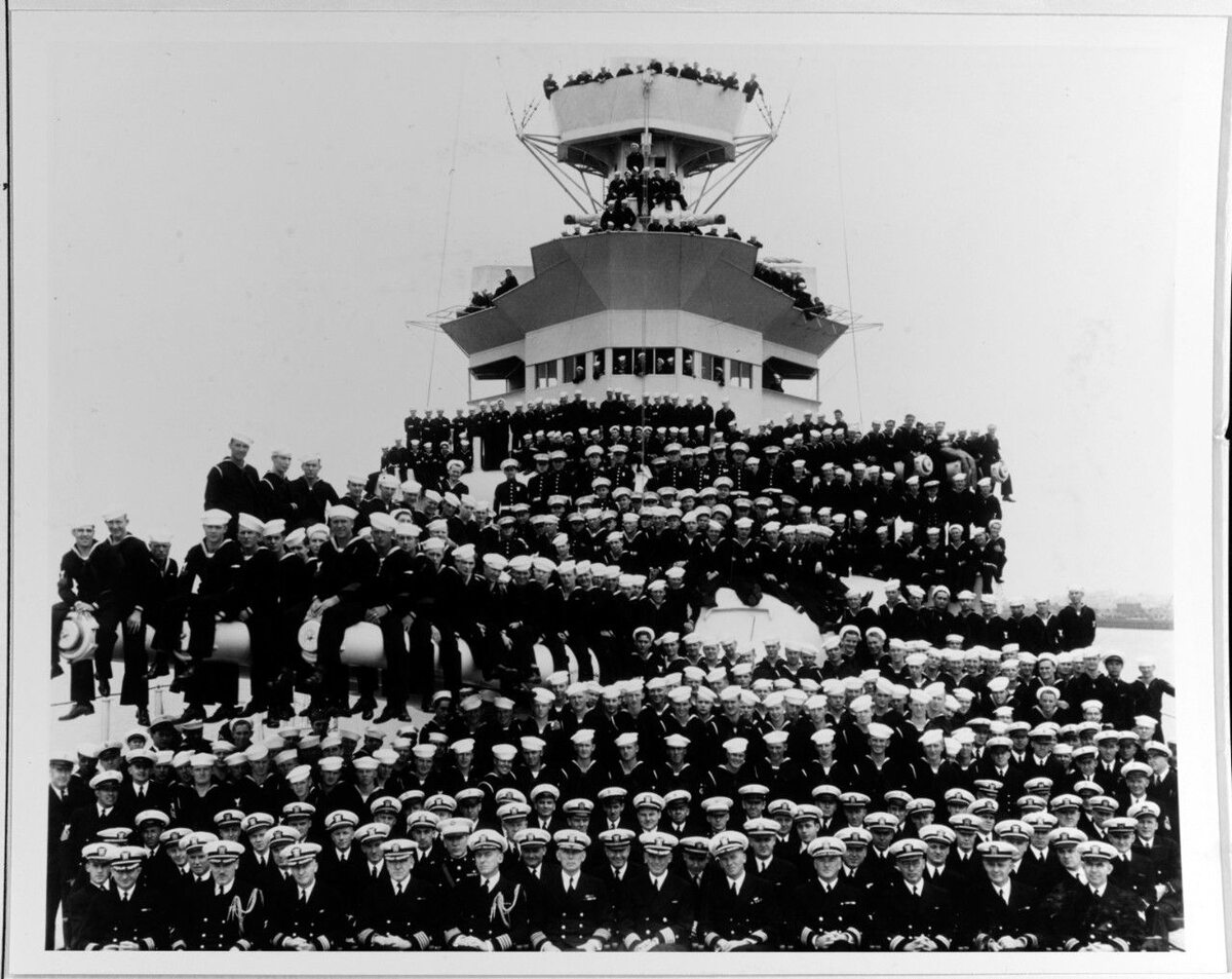 Załoga na tle USS Indianapolis, 1937 rok 