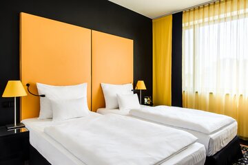 Vienna House Easy Katowice ż&oacute;łty pok&oacute;j