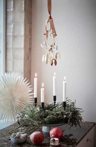 Święta w&nbsp;wersji soft: wieniec adwentowy z&nbsp;naturalnej zieleni, proste świece i&nbsp;ręcznie wykonane zawieszki zamiast błysku i&nbsp;brokatu