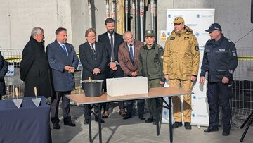 Wmurowanie kamienia węgielnego z&nbsp;udziałem kierownictwa PIM i&nbsp;służb mundurowych
