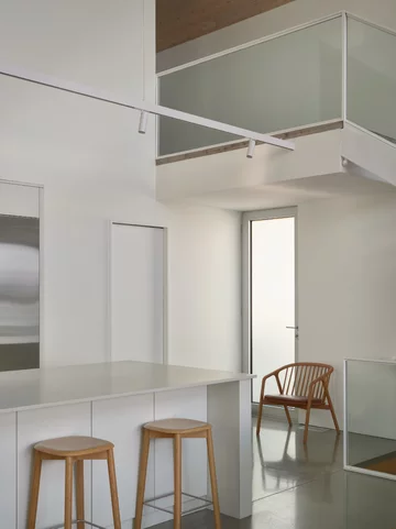 Komfortowy dom nad brzegiem jeziora, projekt MUUK Architecture 