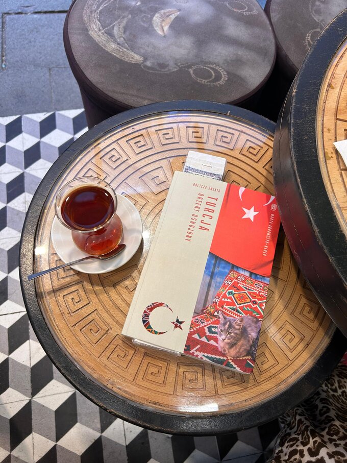 Herbata i&nbsp;książka &bdquo;Turcja. Orient Oswojony&rdquo;