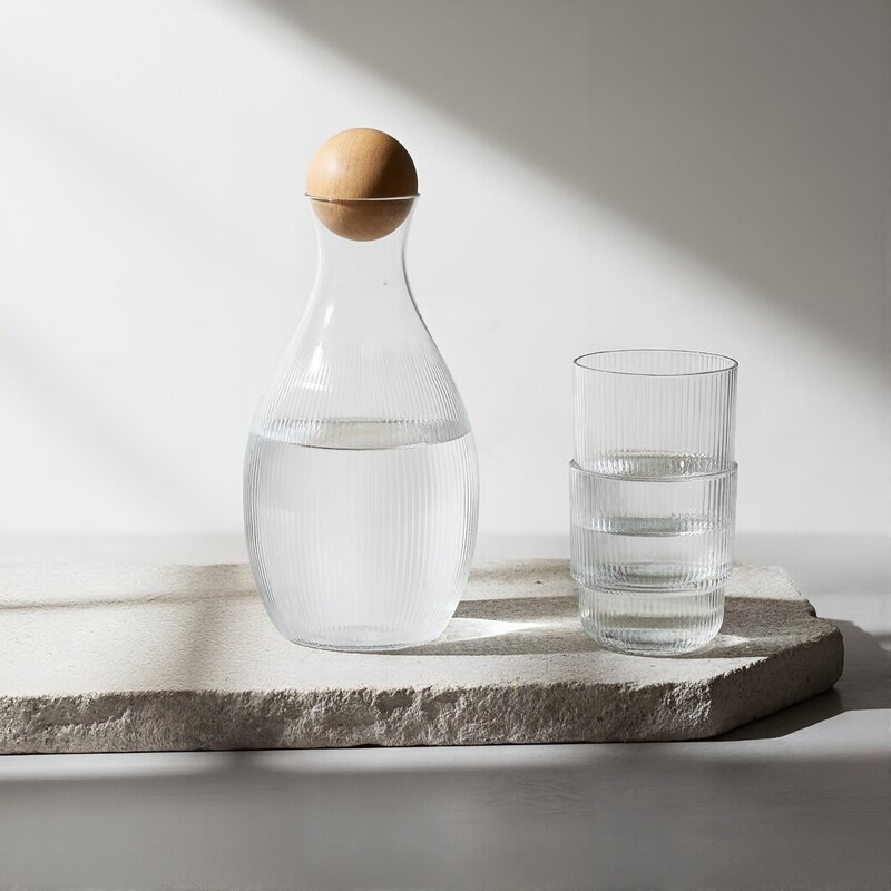 Karafka SAGAFORM BLANKA 1L wyr&oacute;żnia się minimalistycznym designem i&nbsp;została wykonana ręcznie z&nbsp;dmuchanego szkła. Jej transparentna forma oraz&nbsp;drewniany korek nadają elegancji. Do&nbsp;serwowania wina, wody czy&nbsp;lemoniady. Pojemność 1&nbsp;litr