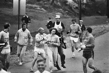 Organizatorzy biegu próbują niedopuścić Kathrine Switzer do ukończenia biegu w Maratonie Bostońskim. Switzer była pierwszą kobietą, której się to udało, 1967 r.