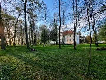 Park w Nakomiadach na Mazurach wiosną 