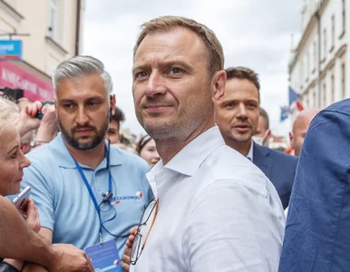 Miniatura: Dziennikarz kopnął członka sztabu...