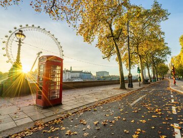 Victoria Embankment Road w&nbsp;sezonie jesiennym w&nbsp;Londynie