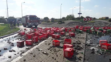 Ładunek piwa zgubiony na rondzie w Prudniku 