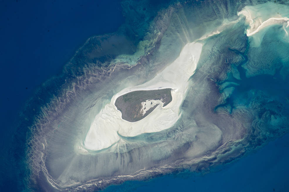 Niewielka wyspa w pobliżu australijskiego wybrzeża (fot. NASA)