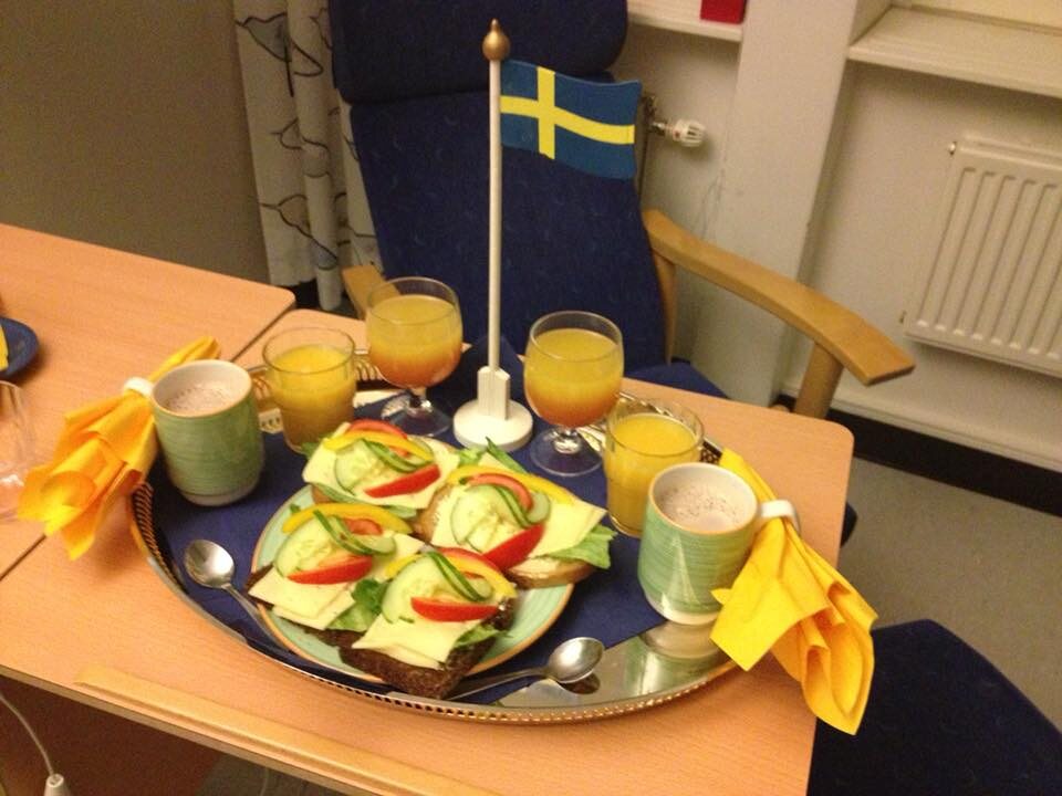 Dla porównania użytkownik Bartosz pokazał zdjęcie śniadania dla świeżo upieczonych rodziców w szpitalu w Szwecji 