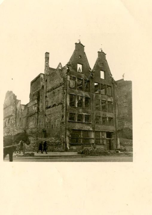 Fotografia powojenna przedstawiająca zniszczoną kamienicę w Gdańsku (fot. mat. Muzeum II Wojny Światowej w Gdańsku)
