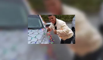 Brandon Wooden przy swoim aucie 