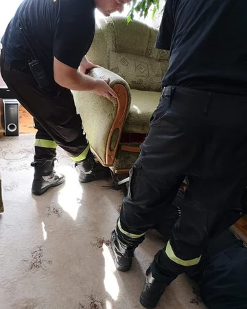 Funkcjonariusze schwytali węża 