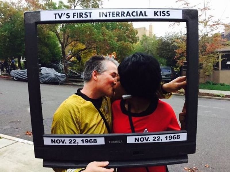 Pierwszy „międzyrasowy” pocałunek w TV. (W serialu „Start Trek” w 1968 roku) 