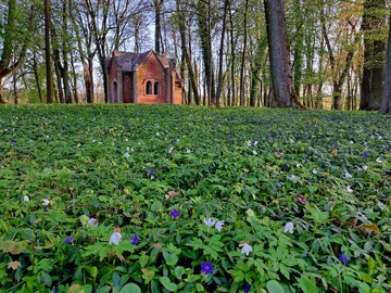 Park w Nakomiadach na Mazurach wiosną 