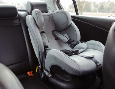 Miniatura: Zostawili dziecko w aucie i poszli się...