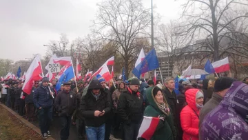 Uczestnicy marszu KOD 