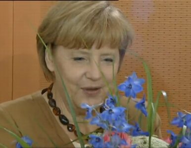 Miniatura: Angela Merkel zaskoczona. Otrzymała kwiaty