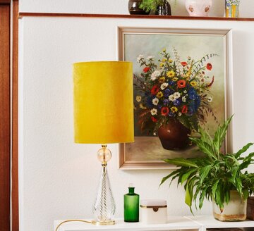 Eklektyczne zestawienie &ndash; klasyczny obraz i&nbsp;lampa z&nbsp;minimalistycznym ż&oacute;łtym kloszem