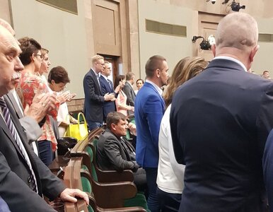 Miniatura: Jakubiak fotografuje siedzących posłów PO....