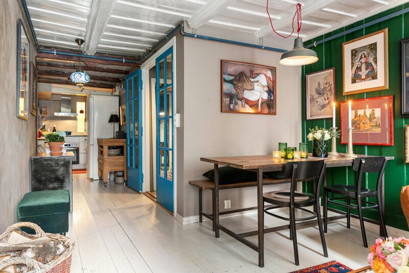 Zielona boazeria, galeria obraz&oacute;w i&nbsp;ciepłe światło &ndash; przykład, jak jeden odważny kolor potrafi całkowicie odmienić salon bez efektu przesady