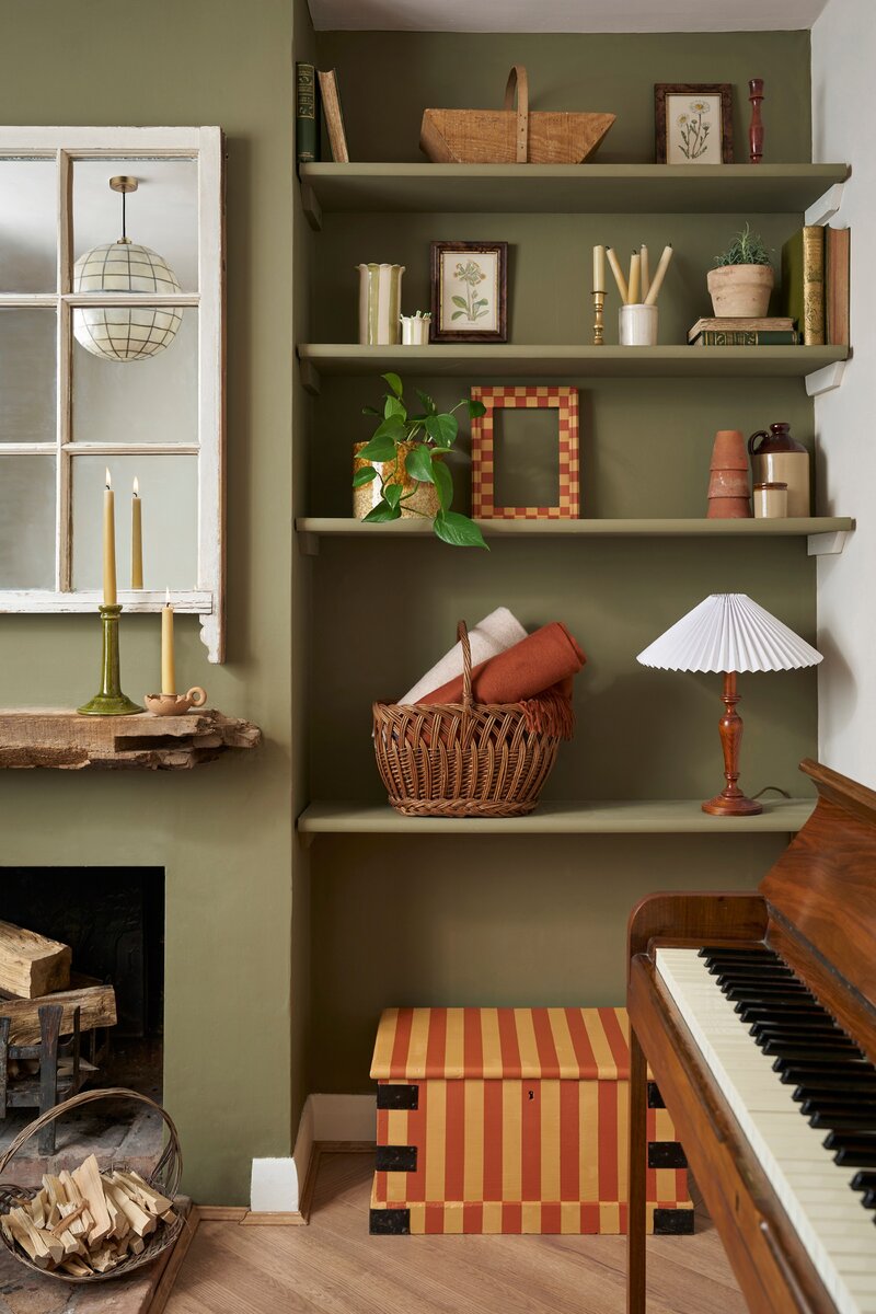 Moss Green na&nbsp;ścianach tworzy spokojne, ciepłe tło, kt&oacute;re sprzyja wyciszeniu i&nbsp;buduje atmosferę domowego azylu. Ten naturalny odcień zieleni pięknie podkreśla drewno, ceramikę i&nbsp;rękodzielnicze dodatki, nadając wnętrzu ponadczasowy, kojący charakter