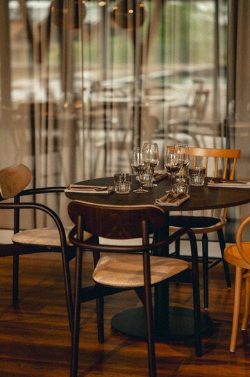 Harmony Valley Resort w&nbsp;Szklarskiej Porębie zaprojektowany przez Tremend to&nbsp;nowy hotel dla&nbsp;dorosłych, kt&oacute;rego wnętrza zaprojektowano z&nbsp;inspiracji karkonoskim krajobrazem, lokalnym rzemiosłem i&nbsp;wsp&oacute;łczesnym designem