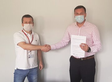 Dyrektor operacyjny Nestl&eacute; Waters Artur Młotek (z lewej) z&nbsp;Burmistrzem Nałęczowa Wiesławem Pardyką po&nbsp;podpisaniu umowy na&nbsp;budowę kanalizacji w&nbsp;Cynkowie k. Nałęczowa