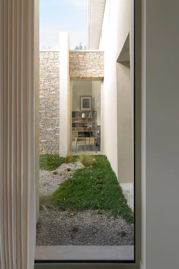 Waniliowy minimalizm w starym wiejskim domu, projekt (ma!ca) V2com, 2926-03, dom, minimalizm, beż