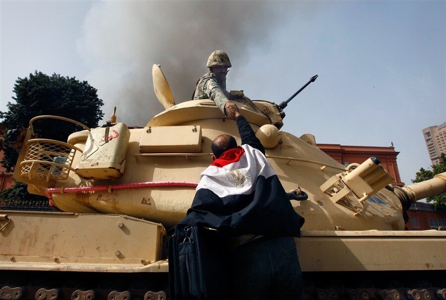 Egipski żołnierz, który odmówił otworzenia ognia do cywilów (Egipska rewolucja, 2011)