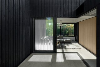 Patio Home, Capsula
