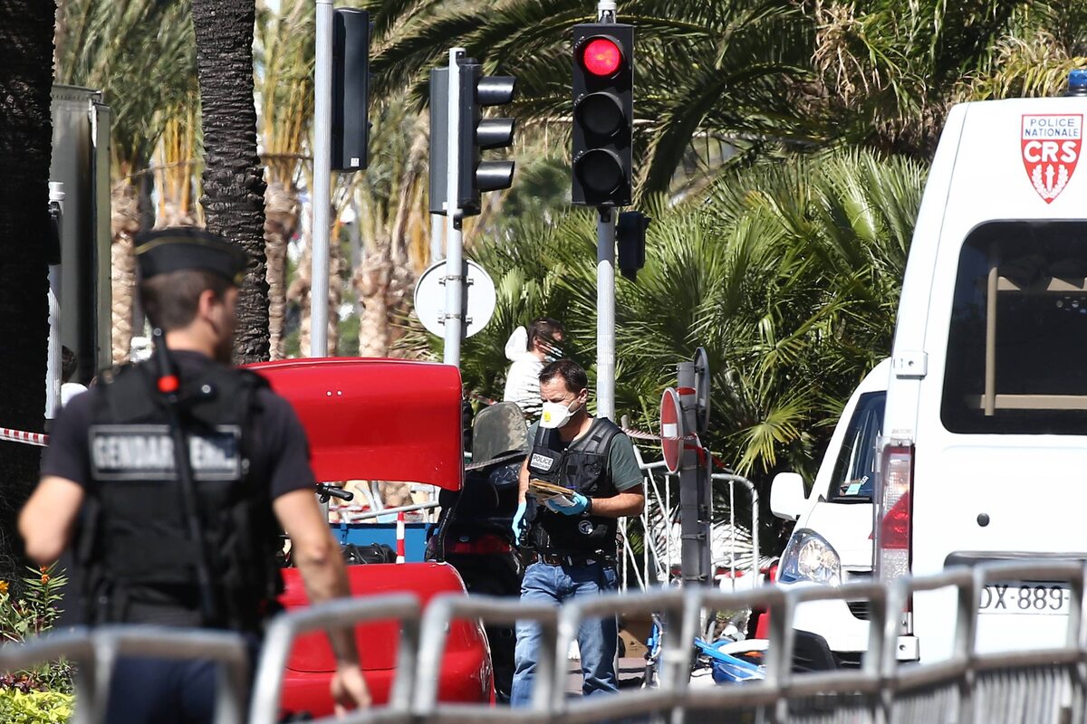 Nicea, Francja, 14 lipca 2016 Do ataku doszło w Nicei podczas obchodów święta Dnia Bastylii. Jako jeden z pierwszych o sytuacji poinformował burmistrz miasta Christian Estrosi. Rozpędzona ciężarówka wjechała w tłum zebrany na Promenadzie Anglików w Nicei. Kierowca nie zatrzymał się przez ponad 2 km i jak relacjonują lokalne media strzelał do ludzi. Francuska policja informuje o 80 zabitych i ponad 130 rannych. Wiele spośród ofiar to dzieci.