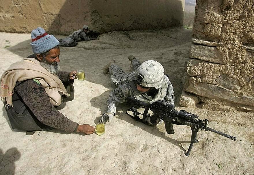 Afgańczyk oferuje herbatę amerykańskiemu żołnierzowi (fot. epicdash.com)