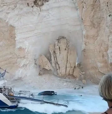 Osunięcie klifu na plaży na wyspie Zakynthos 