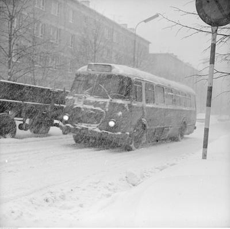 Autobus Jelcz 272 MEX na zasypanej jezdni Zima Stulecia na Wierzbnie w Warszawie, rok 1979