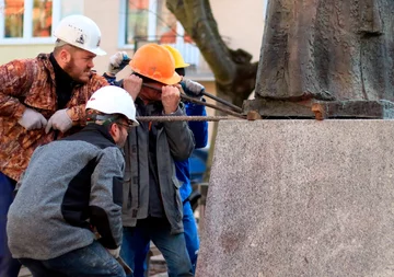 Demontaż pomnika ks. Henryka Jankowskiego 