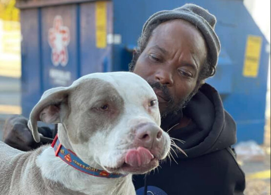 Miniatura: Bezdomny mężczyzna uratował zwierzęta z...