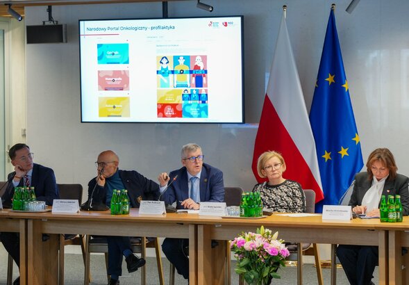 Miniatura: Okrągły stół w Sejmie: warto zwiększyć...