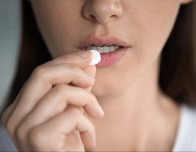 Połykasz tabletki „na sucho”? Możesz poważnie zaszkodzić swojemu zdrowiu