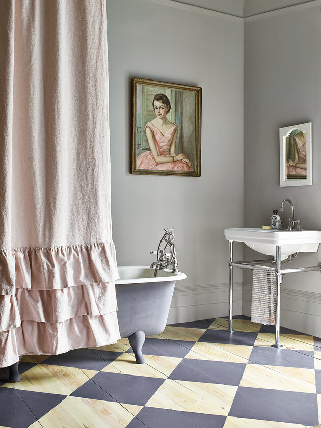 Malowana drewniana podłoga w łazience Annie Sloan, łazienka