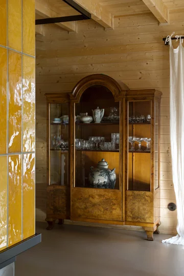 Współczesny dom na Kaszubach zaprojektowany przez Patrycję Majewicz – naturalne materiały, drewno i lokalne inspiracje tworzą spokojne, funkcjonalne wnętrze zakorzenione w krajobrazie 