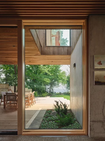 Z pozoru surowy, w środku pełen światła, projekt Williamson Williamson 