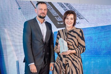 mec. Joanna Sebzuda-Załuska (z prawej) oraz&nbsp;wręczający nagrodę Adam Rzadek , założyciel marki Archidzieło