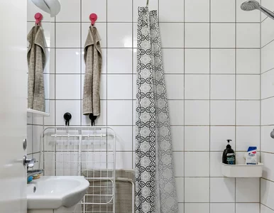 Miniatura: Mała łazienka w bloku: 13 błędów, które...