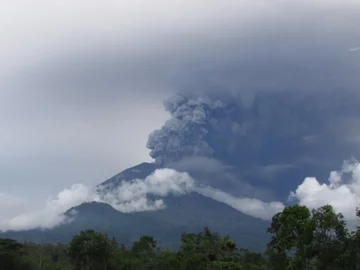 Erupcja wulkanu Agung 