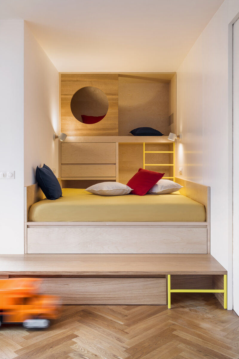 Kolorowe mieszkanie dla dużej rodzony, projekt NoArchitects