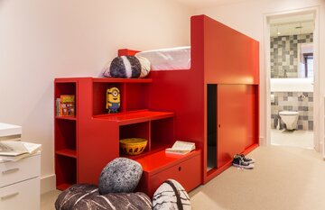Piętrowe ł&oacute;żko ze&nbsp;schowkami i&nbsp;kryj&oacute;wką, projekt LLI Design
