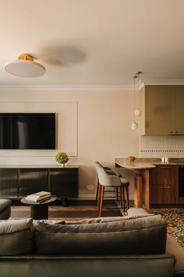 Ten apartament udowadnia, że kobiece wnętrze nie musi być jasne ani przewidywalne. Projekt pracowni Buduar łączy elegancję, funkcjonalność i wyrafinowany klimat 