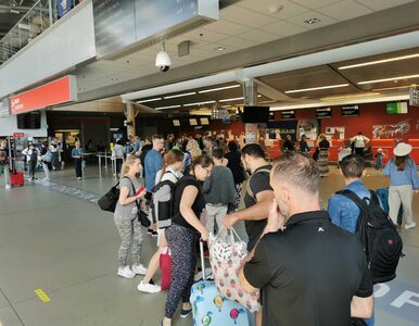 Miniatura: Tłumy i chaos na lotnisku w Modlinie....