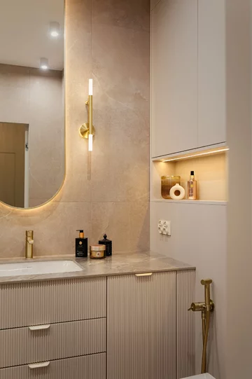 Soft minimalizm w 59-metrowym mieszkaniu w Gdyni – kaszmirowa paleta, angielska jodełka i konsekwentnie zaprojektowane detale autorstwa Agaty Piltz 